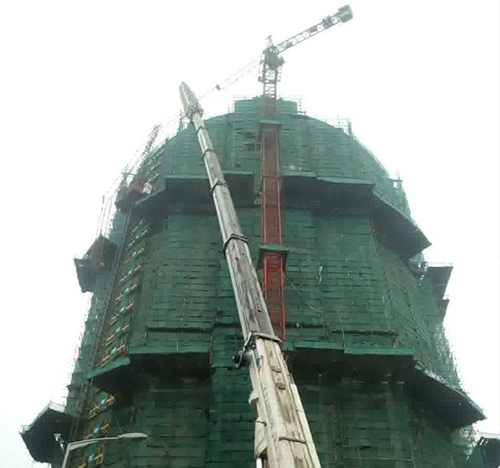 库尔勒吊车在工地上作业